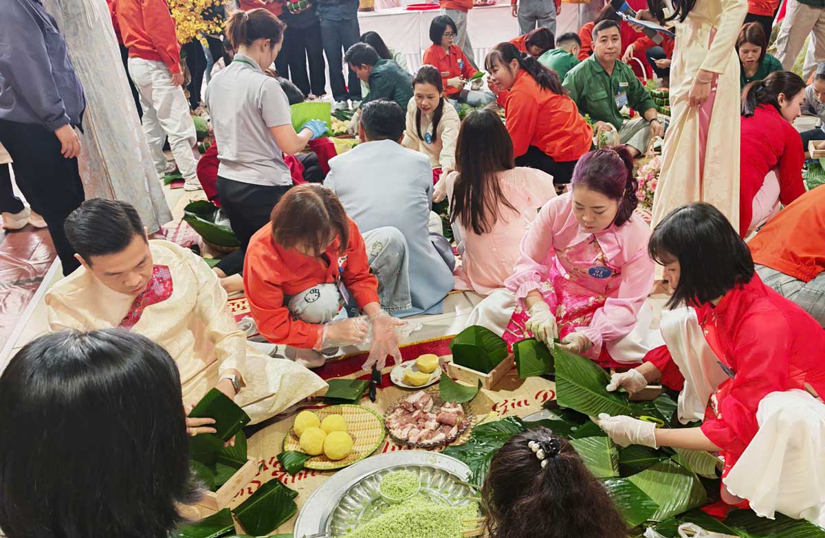 The "Green Chung Cake Wrapping Contest - Peaceful Tet 2026" has 9 participating teams. Photo: Doan Hung