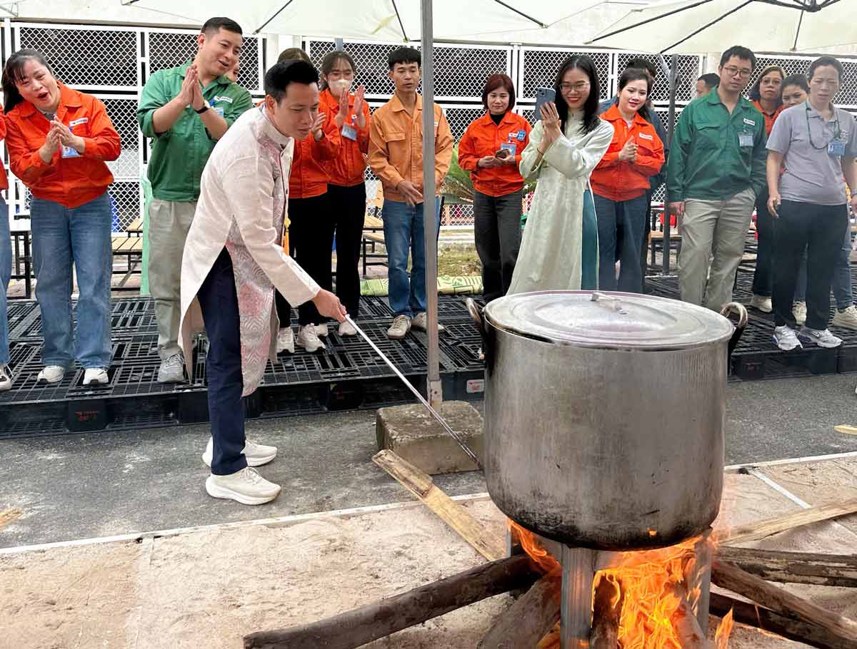 Các đội thi tổ chức luộc bánh chưng. Ảnh: Đoàn Hưng