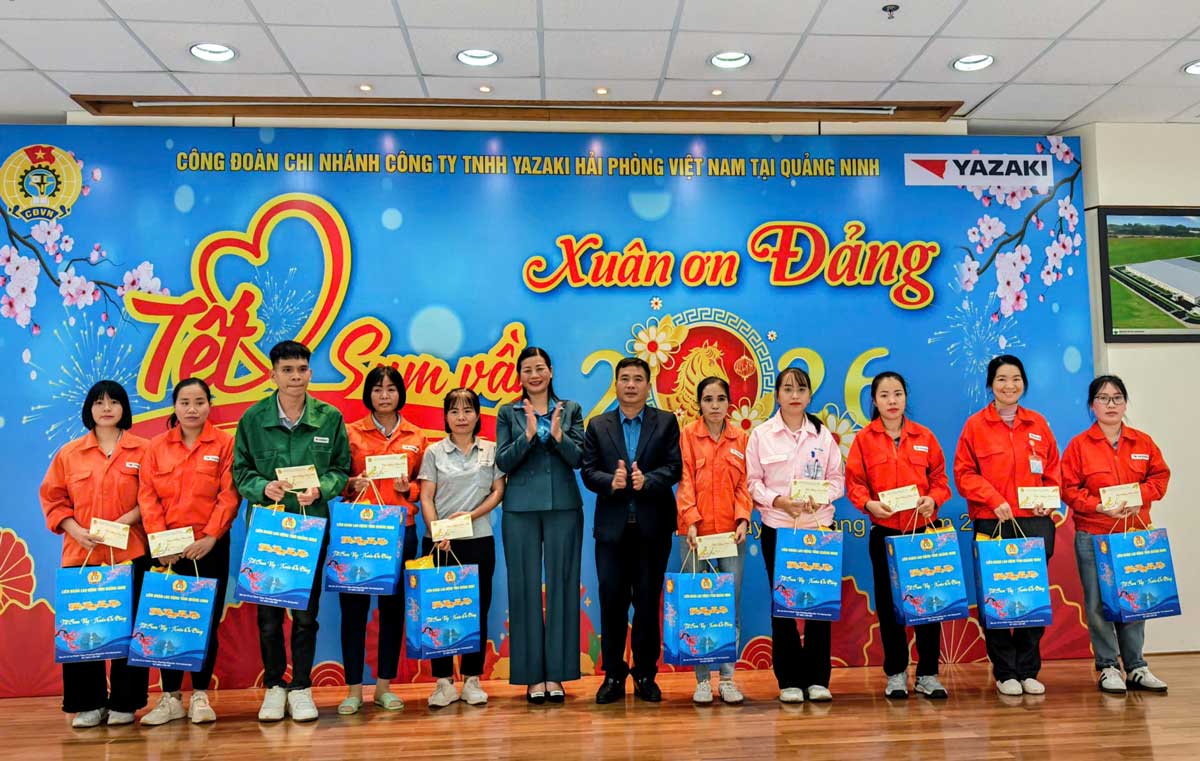 Các đại biểu trao quà Tết cho công nhân, người lao động. Ảnh: Đoàn Hưng