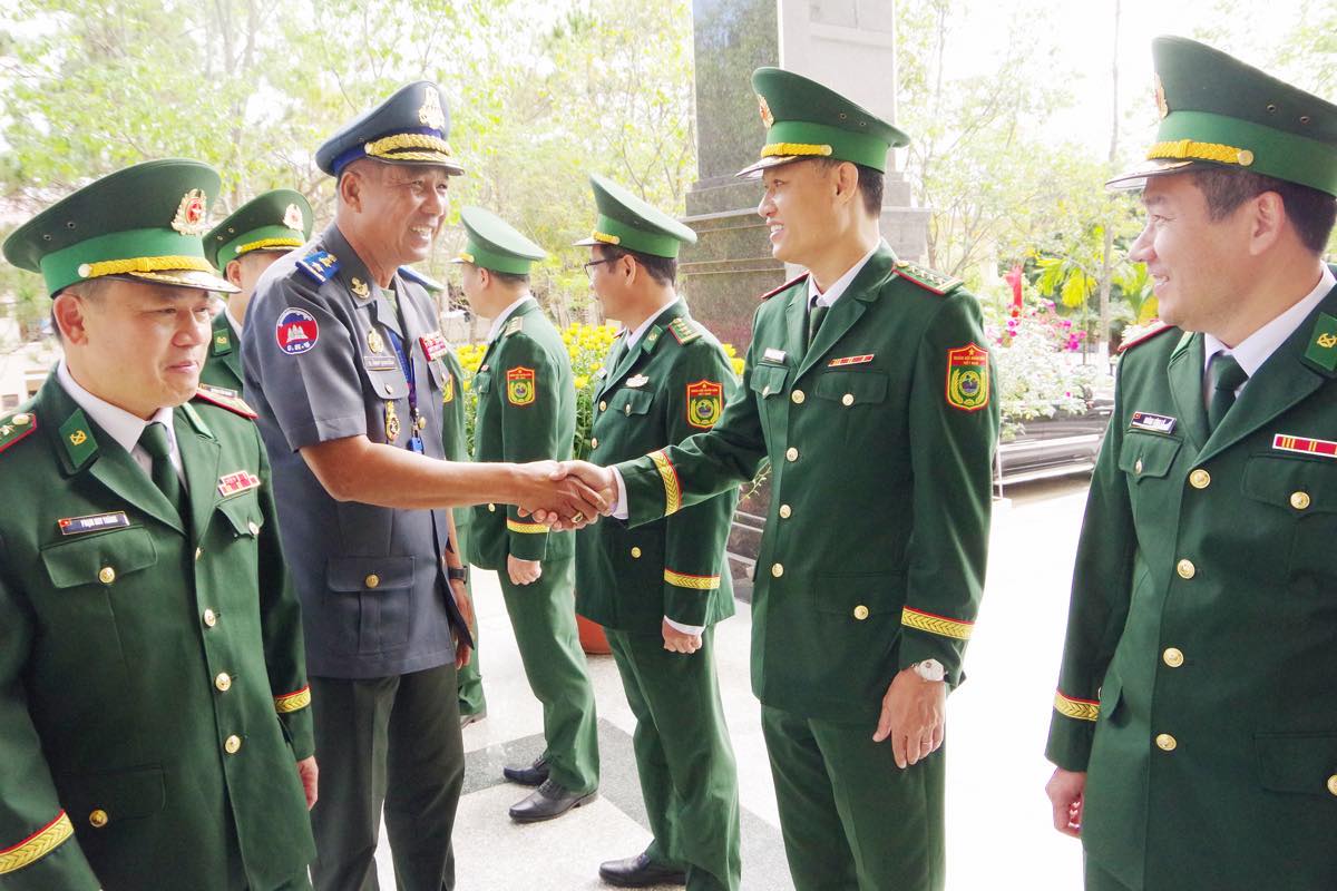 Ban Chỉ huy BĐBP tỉnh Lâm Đồng đón Đoàn đại biểu Lực lượng vũ trang tỉnh Mondulkiri. Ảnh: Văn Hoàn
