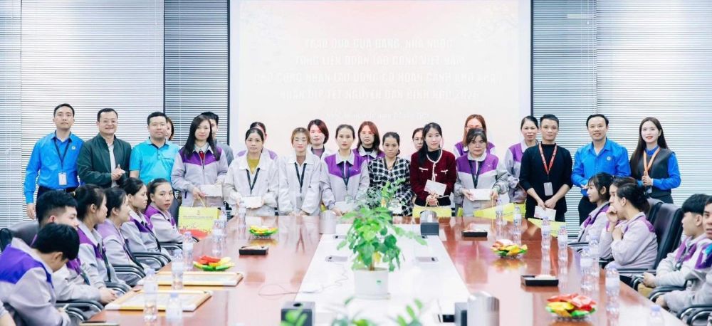 Nghe An Provincial Labor Federation presents 50 gifts to workers in difficult circumstances at Luxshare-ICT Nghe An Co., Ltd. Photo: Nghe An Trade Union