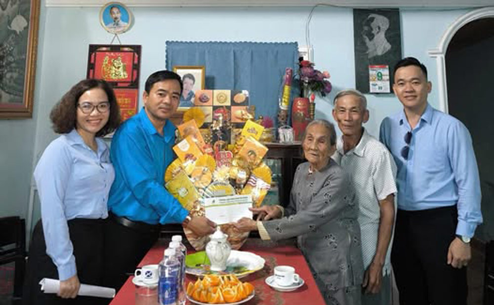 Da Nang College Trade Union presents Tet gifts to Vietnamese Heroic Mother Luong Thi Nhung. Photo: Da Nang Trade Union.
