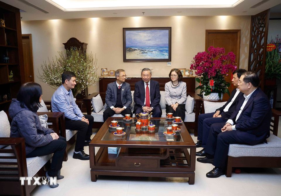 Tổng Bí thư Tô Lâm thăm hỏi thân nhân gia đình Tổng Bí thư Trường Chinh. Ảnh: TTXVN