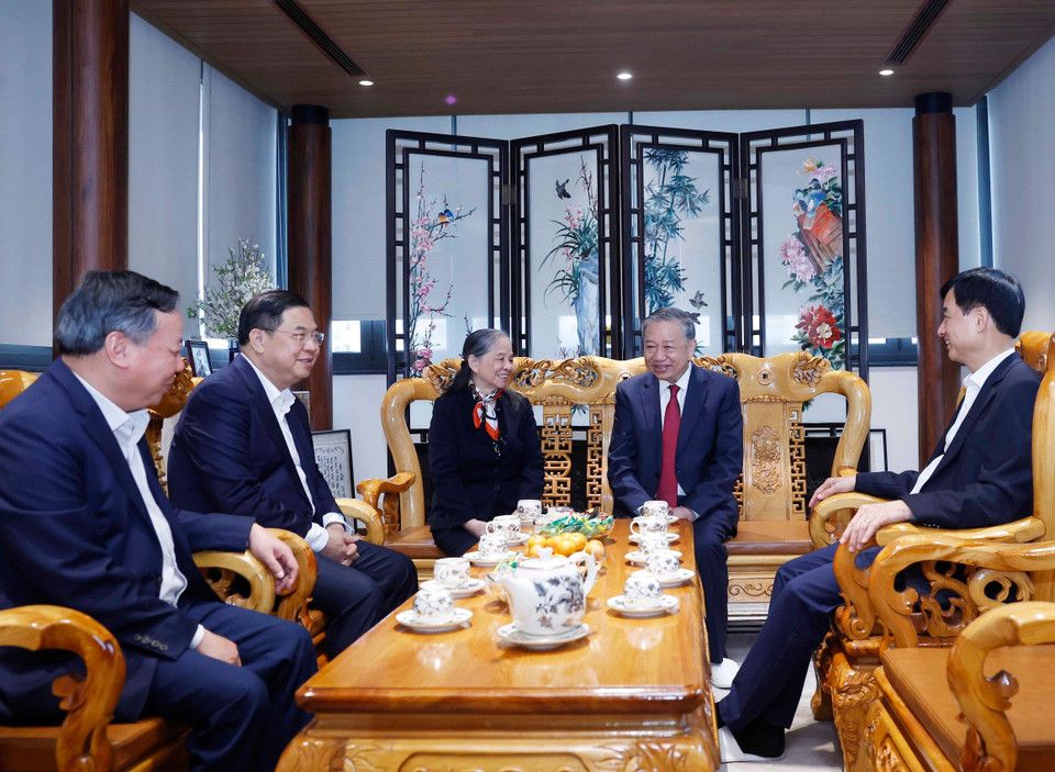 Tổng Bí thư Tô Lâm thăm hỏi bà Ngô Thị Mận - phu nhân Tổng Bí thư Nguyễn Phú Trọng. Ảnh: TTXVN