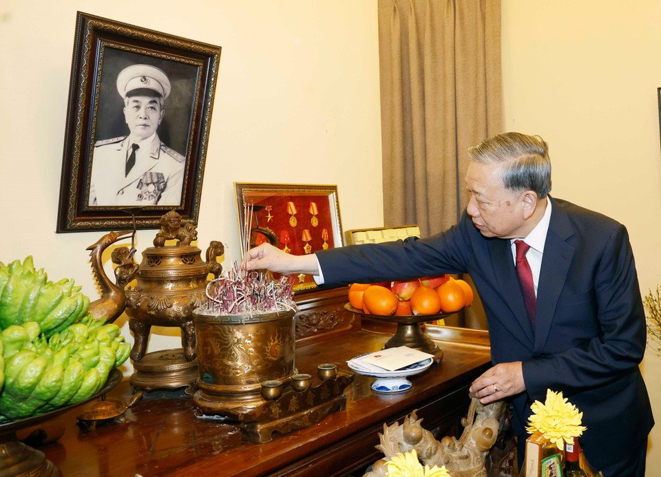 Tổng Bí thư Tô Lâm thắp hương tưởng niệm Đại tướng Võ Nguyên Giáp. Ảnh: TTXVN