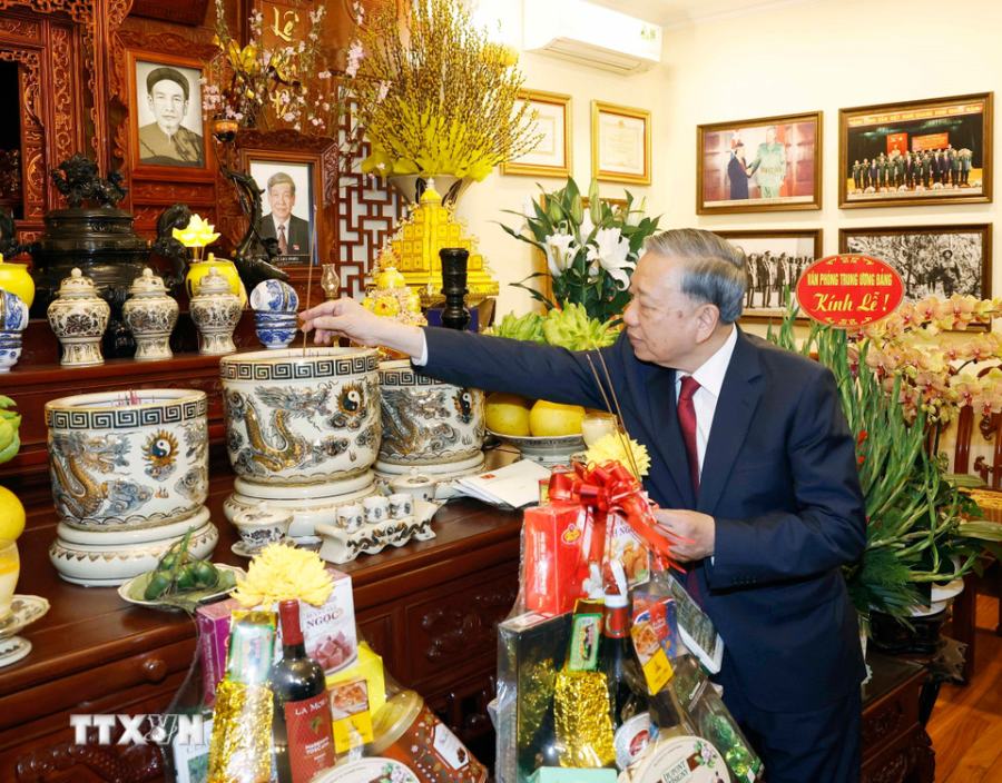 Tổng Bí thư Tô Lâm thắp hương tưởng niệm Tổng Bí thư Lê Khả Phiêu. Ảnh: TTXVN