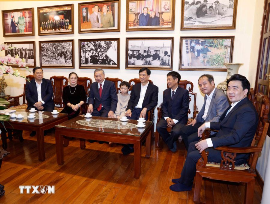 Tổng Bí thư Tô Lâm thăm hỏi thân nhân gia đình Tổng Bí thư Lê Khả Phiêu. Ảnh: TTXVN