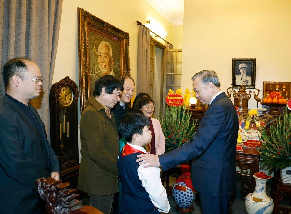 Tổng Bí thư Tô Lâm thăm hỏi thân nhân gia đình Đại tướng Võ Nguyên Giáp. Ảnh: TTXVN