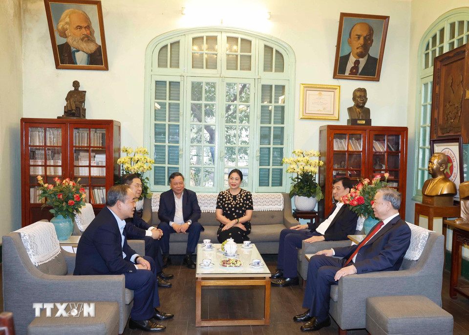 Tổng Bí thư Tô Lâm thăm hỏi thân nhân gia đình Tổng Bí thư Lê Duẩn. Ảnh: TTXVN