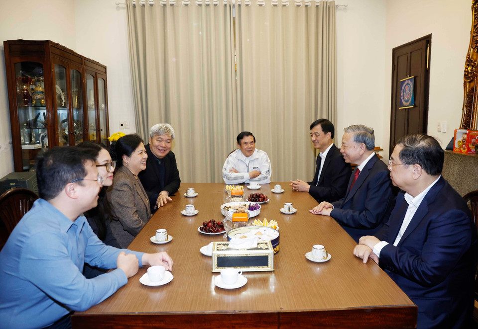 Tổng Bí thư Tô Lâm thăm hỏi thân nhân gia đình Tổng Bí thư Đỗ Mười. Ảnh: TTXVN