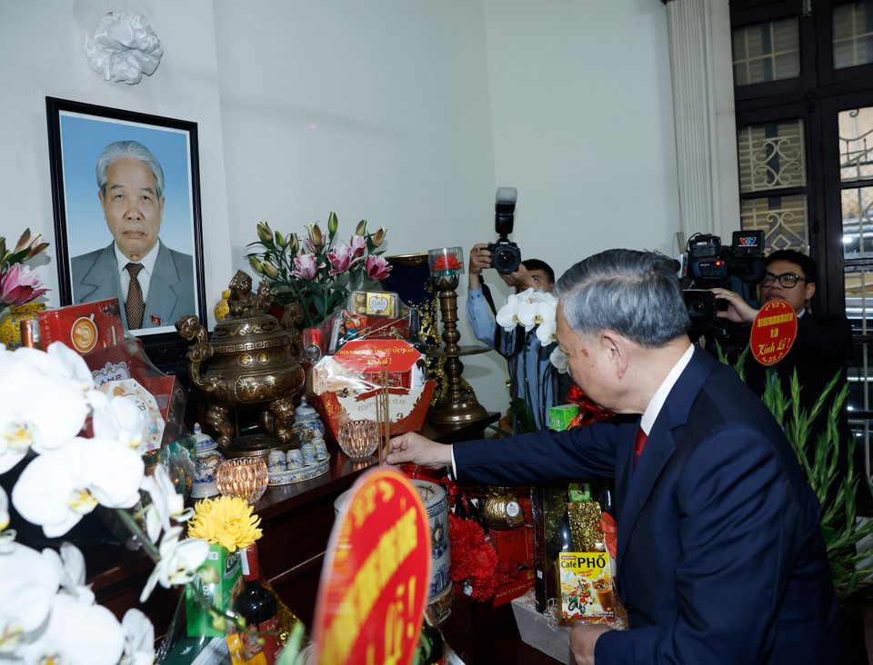 Tổng Bí thư Tô Lâm thắp hương tưởng niệm Tổng Bí thư Đỗ Mười. Ảnh: TTXVN