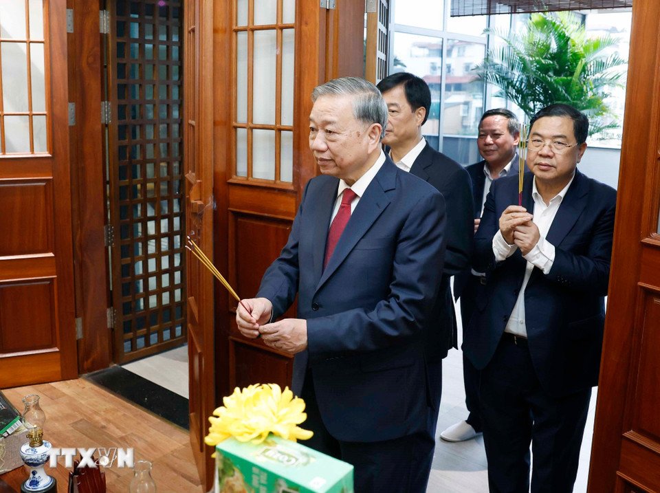 Tổng Bí thư Tô Lâm thắp hương tưởng niệm Tổng Bí thư Nguyễn Phú Trọng. Ảnh: TTXVN