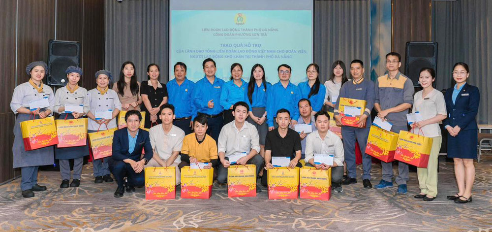 Son Tra Ward Trade Union presents nearly 1,000 Tet gifts from Party, State, National Assembly leaders and the Vietnam General Confederation of Labor to union members. Photo: Son Tra Trade Union.