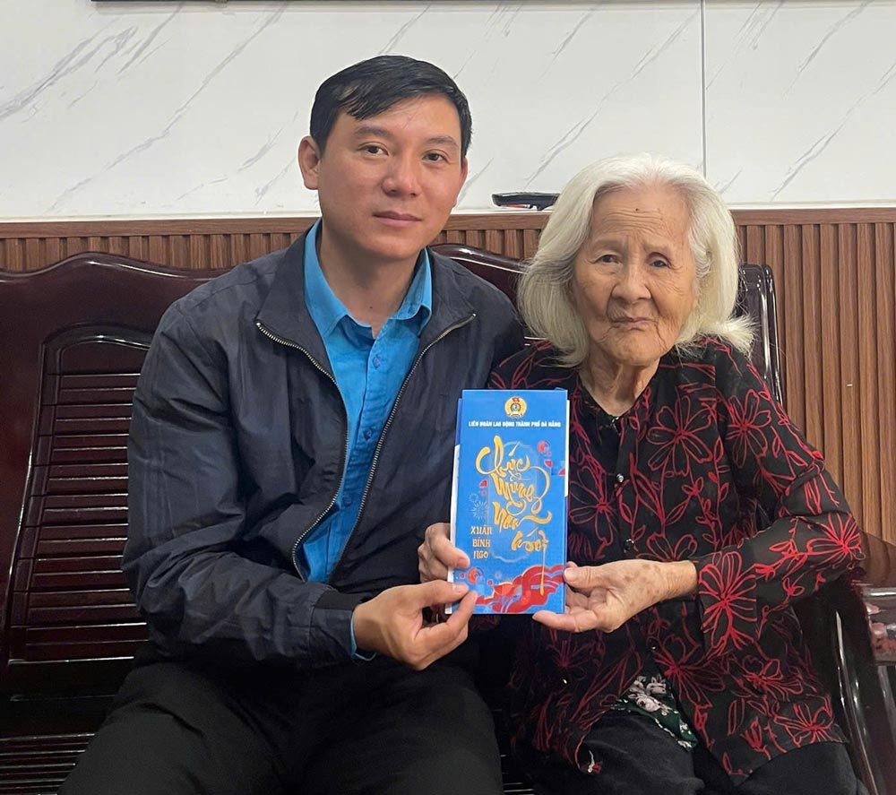 Thanh Khe Ward Trade Union presents Tet gifts to former trade union leaders through various periods. Photo: Thanh Khe Trade Union.