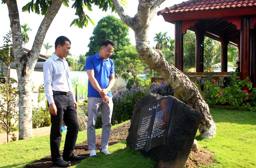 Tại khu vực tương ứng với vùng Miệt Thứ trong bản đồ hình Bán đảo Cà Mau, được thiết kế phiến đá chạm khắc thủ bút của nhà văn Sơn Nam về bài thơ trong tập Hương rừng Cà Mau. Ảnh: Thanh Mai