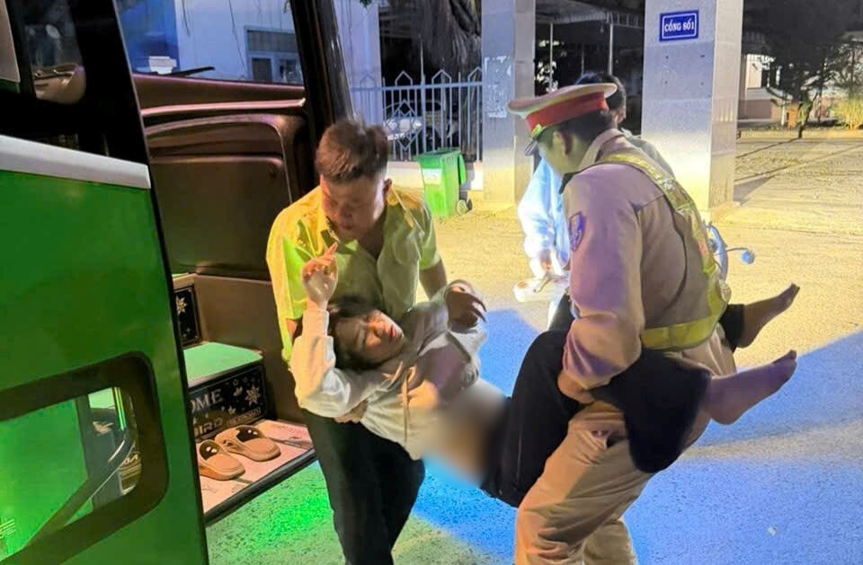 Lam Dong Provincial Police Traffic Police assist in taking a woman who fainted on a passenger car to the hospital. Photo: Police provided