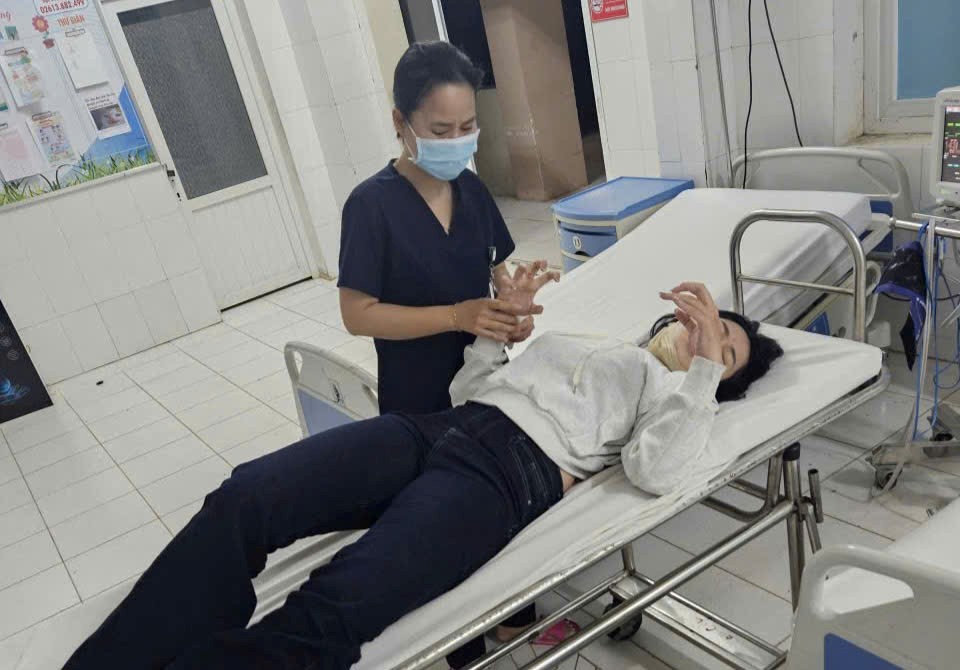 Chị Ngân bị co giật ngất xỉu được đưa đến bệnh viện cấp cứu kịp thời. Ảnh: Công an cung cấp 