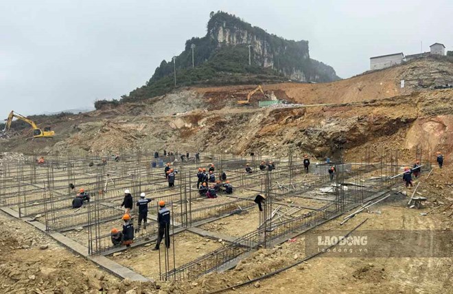 Hiện tại, 6 dự án trường nội trú tại các xã biên giới Sơn Vĩ, Thanh Thủy, Minh Tân, Xín Mần, Pà Vầy Sù, Phố Bảng của tỉnh Tuyên Quang đang được đồng loạt thi công, khi hoàn thành sẽ là nơi học tập chất lượng cao cho học sinh vùng biên giới. Ảnh: Hoàng Tuyến.