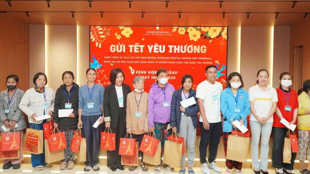 Da Nang Hospital and philanthropists give Tet gifts to patients on the occasion of Binh Ngo Tet. Photo: Tran Thi