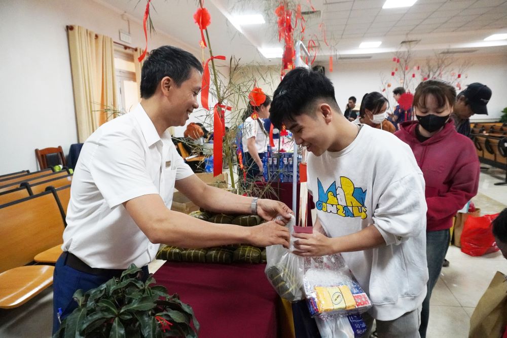 Bệnh viện Đà Nẵng phối hợp với một số doanh nghiệp tổ chức chương trình “Phiên chợ 0 đồng”, trao 250 phần quà Tết cho các bệnh nhân đang chạy thận tại bệnh viện. Ảnh: Trần Thi