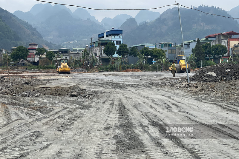 Máy móc thi công lu nền. Ảnh: Đinh Đại 