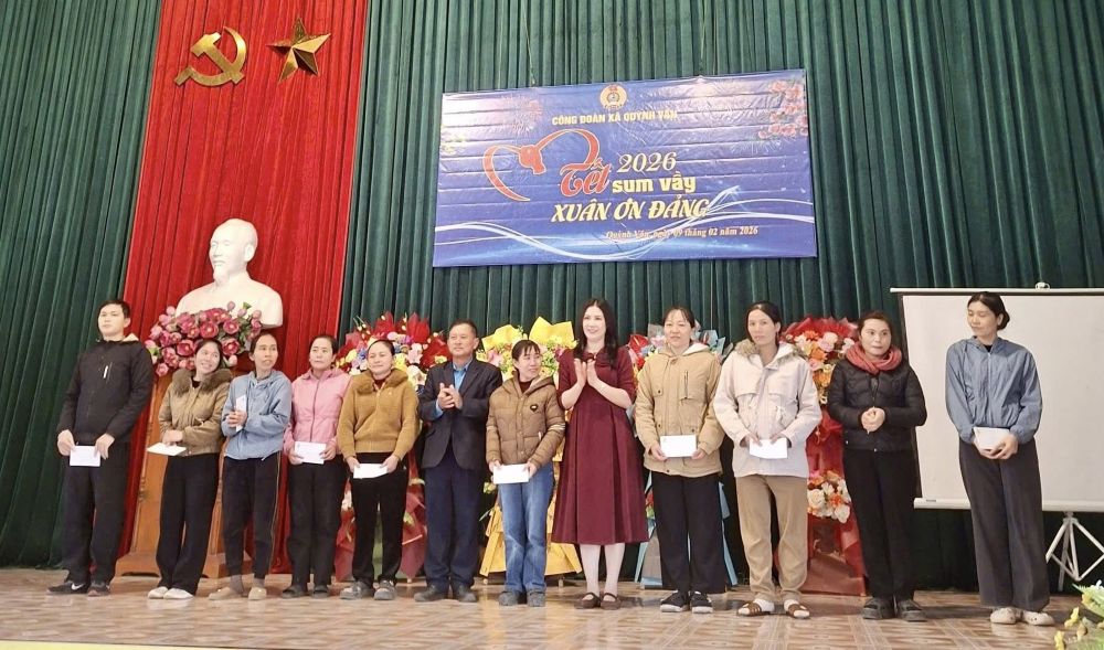 The Nghe An Provincial Labor Federation presented 20 gifts to union members and workers in difficult circumstances at Alita Vietnam Shoe Co., Ltd. Photo: Nghe An Trade Union