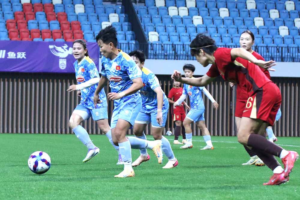 The Vietnamese women's team had a friendly match with the Chinese women's team at the Shenzhen Youth Football Training Center on the evening of the 10th. 2. Photo: VFF