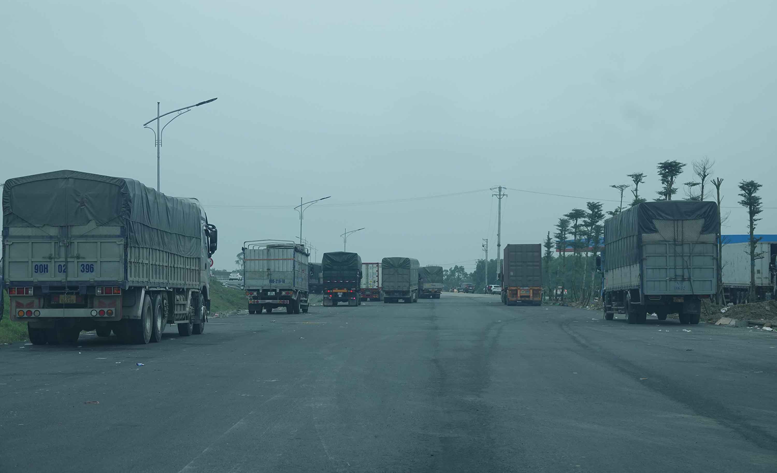 Nhiều xe container vào đậu ở trạm dừng nghỉ. Ảnh: Trần Tuấn.