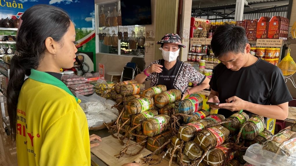 Tra Cuon Tet cake village contributes to preserving the traditional culinary culture of the Mekong Delta. Photo: Hoang Loc