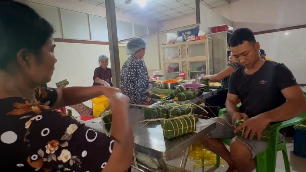 Thợ làng nghề bánh tét Trà Cuôn tất bật gói bánh phục vụ cao điểm Tết 2026. Ảnh: Hoàng Lộc