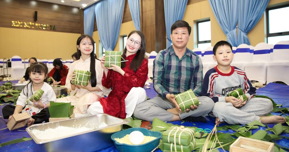 The program "Green Banh Chung - Sharing a warm Tet" aims to spread love and bring a warm Spring to disadvantaged families. Photo: Nghe An Trade Union