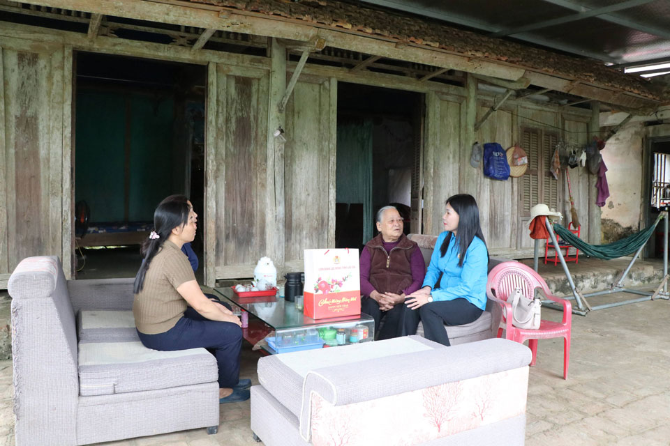 Bà Nguyễn Thị Bích Nhiệm, Chủ tịch LĐLĐ tỉnh Lào Cai thăm hỏi tặng quà bà Vũ Thị Son – hộ gia đình chính sách đang thực hiện việc thờ cúng liệt sĩ