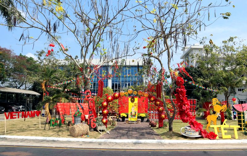 Một Tiểu cảnh Tết được trang trí ở ngoài trời. Ảnh: Thanh Mai