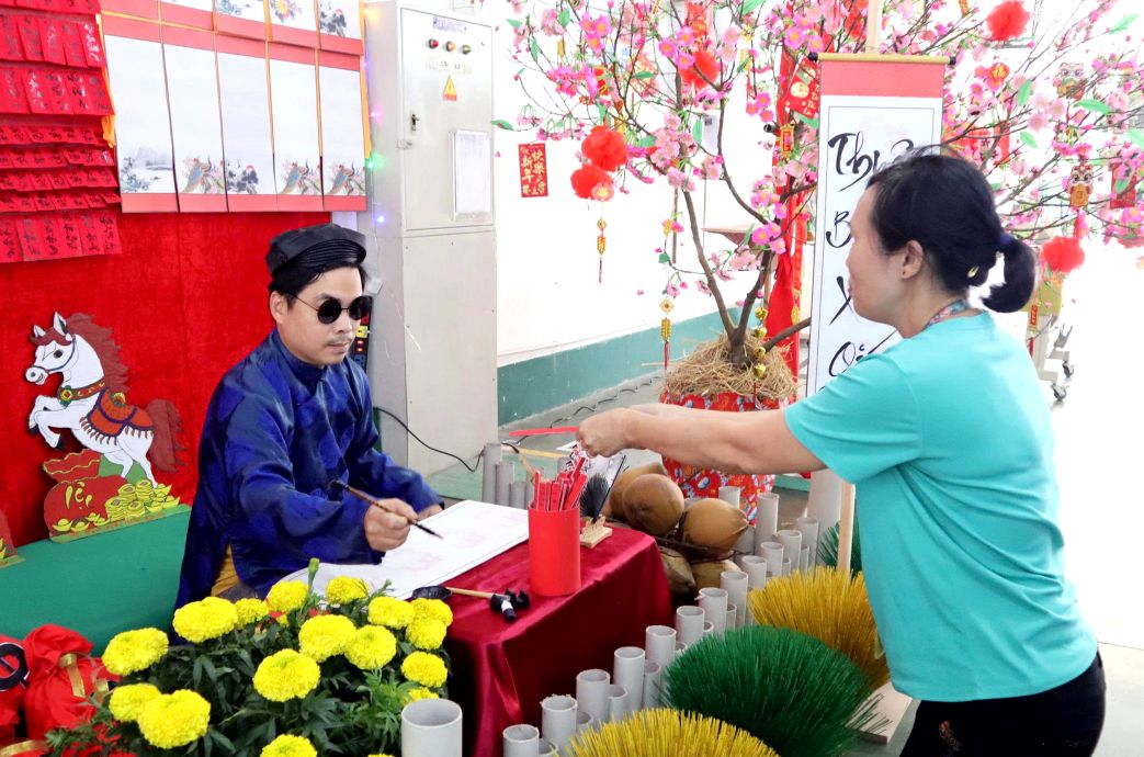Recreating the scene of Ong Do giving letters on Tet at the Tet Miniature Decoration Contest. Photo: Thanh Mai