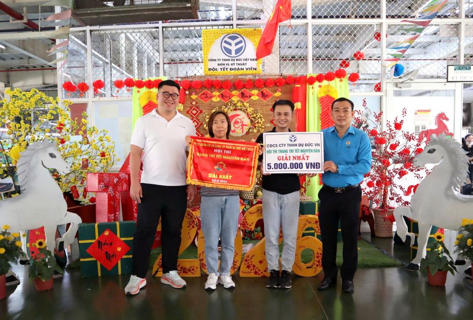 Trao thưởng cho đội đạt giải Nhất hội thi. Ảnh: Thanh Mai