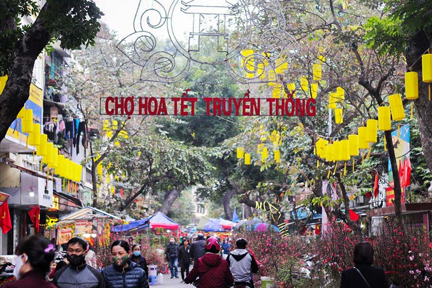 Tourists impressed with Hang Luoc flower market on the eve of Tet