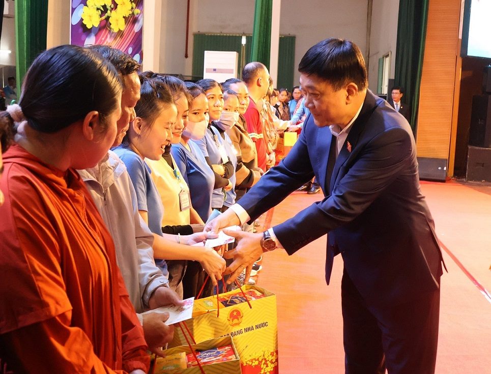 Comrade Vu Hong Thanh, Vice Chairman of the National Assembly, presents Tet gifts to union members in Quang Ngai. Photo: Vien Nguyen