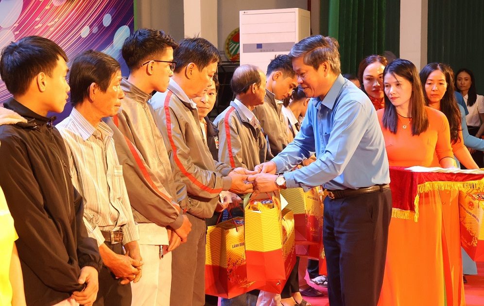 Đồng chí Huỳnh Thanh Xuân, Phó Chủ tịch Tổng Liên đoàn Lao động Việt Nam tặng quà Tết cho đoàn viên lao động. Ảnh: Viên Nguyễn