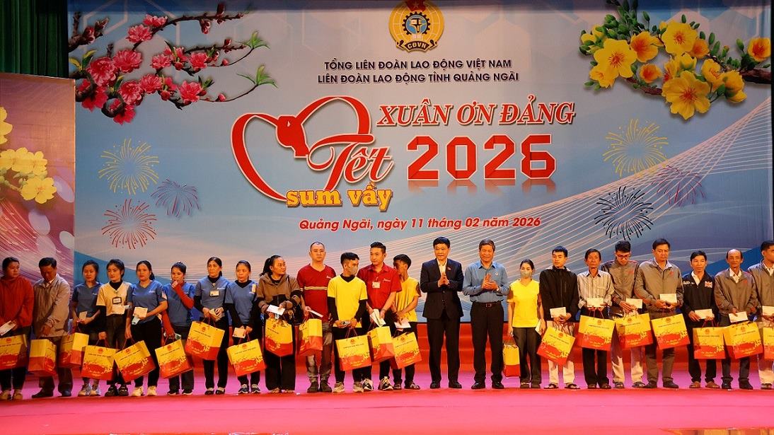 Đồng chí Vũ Hồng Thanh, Phó Chủ tịch Quốc hội nước Cộng hòa xã hội chủ nghĩa Việt Nam và đồng chí Huỳnh Thanh Xuân, Phó Chủ tịch Tổng Liên đoàn Lao động Việt Nam tặng quà Tết cho đoàn viên lao động. Ảnh: Viên Nguyễn