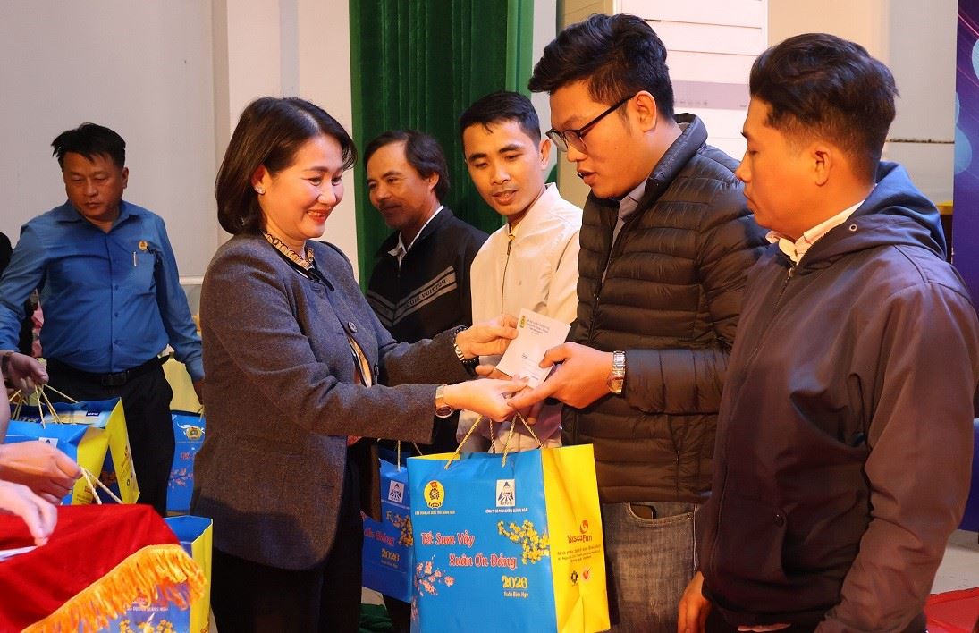 Bà Nguyễn Thị Ánh Lan - Phó Chủ tịch Ủy ban Mặt trận Tổ quốc Việt Nam tỉnh Quảng Ngãi tặng quà Tết cho đoàn viên. Ảnh: Viên Nguyễn