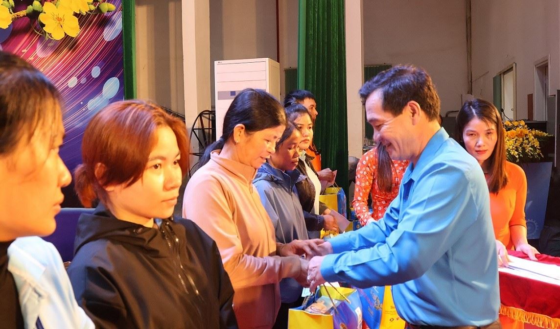 Ông Đinh Quốc Tuấn - Chủ tịch Liên đoàn Lao động tỉnh Quảng Ngãi tặng quà Tết cho đoàn viên. Ảnh: Viên Nguyễn