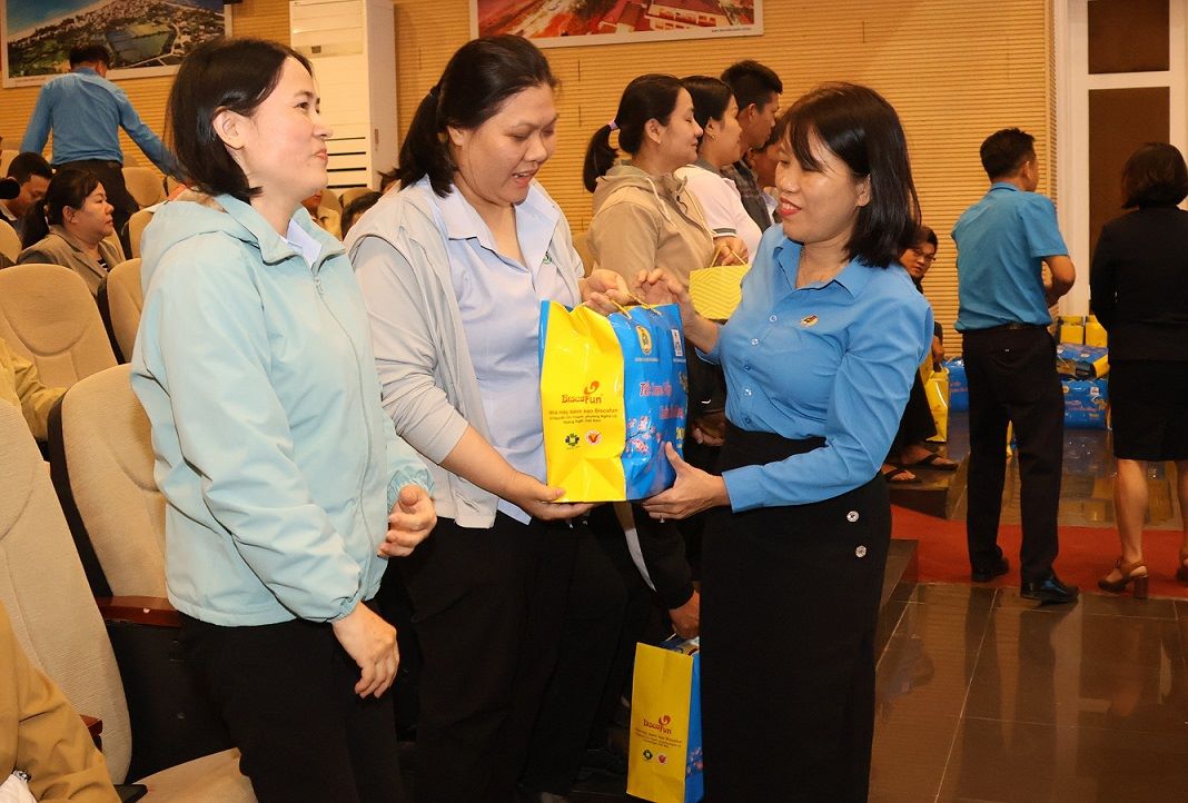 Bà Nguyễn Thị Việt Hiển - Phó Chủ tịch Liên đoàn Lao động tỉnh Quảng Ngãi tặng quà Tết cho đoàn viên. Ảnh: Viên Nguyễn