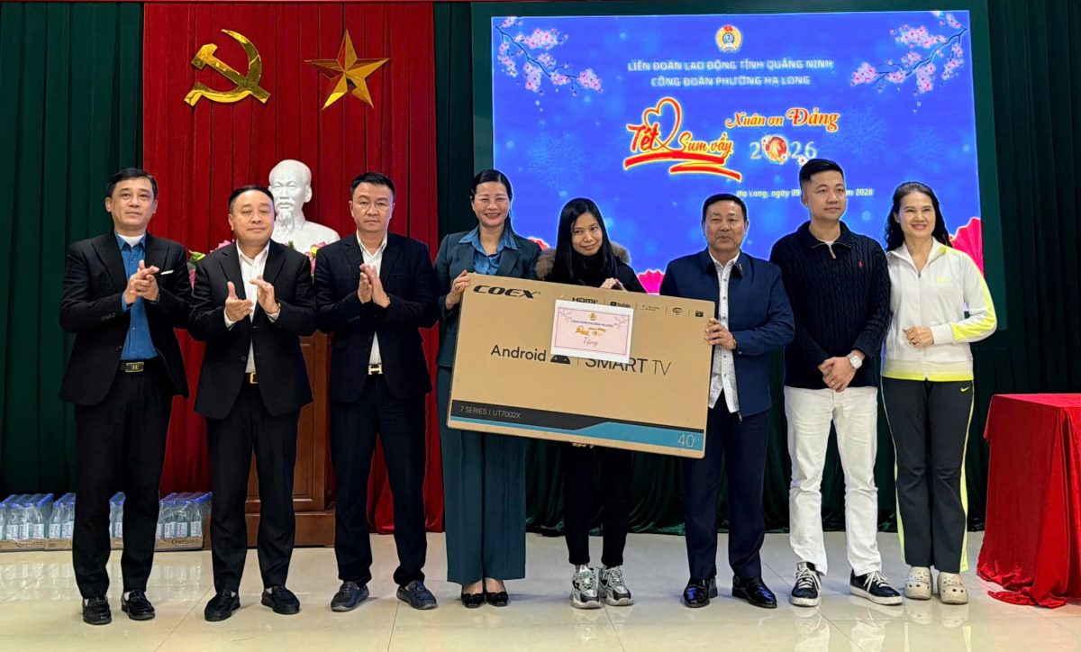 Ms. Dang Thi Kim Chung (standing in the middle) - Vice President of Quang Ninh Provincial Labor Federation - presents Tet gifts to trade union members and workers in Ha Long ward. Photo: Nguyen Hung