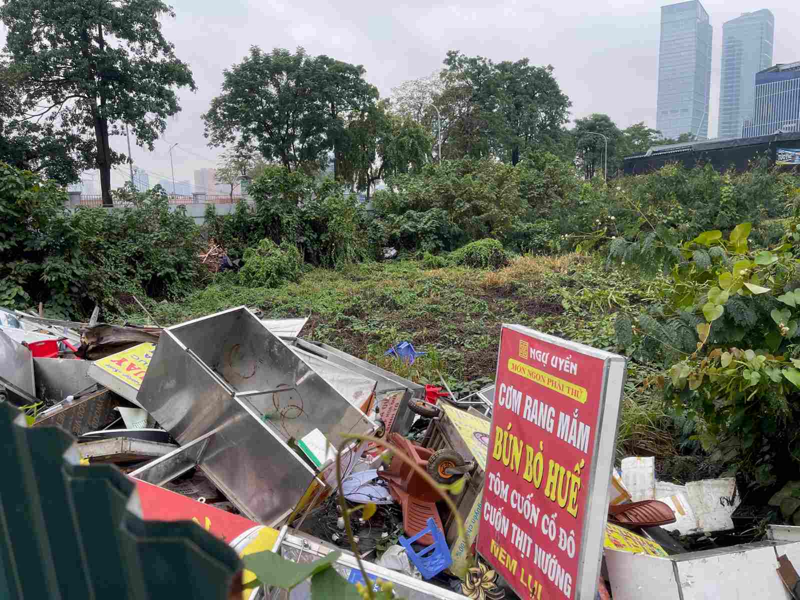 Garbage scattered inside the land. Photo: Khanh An