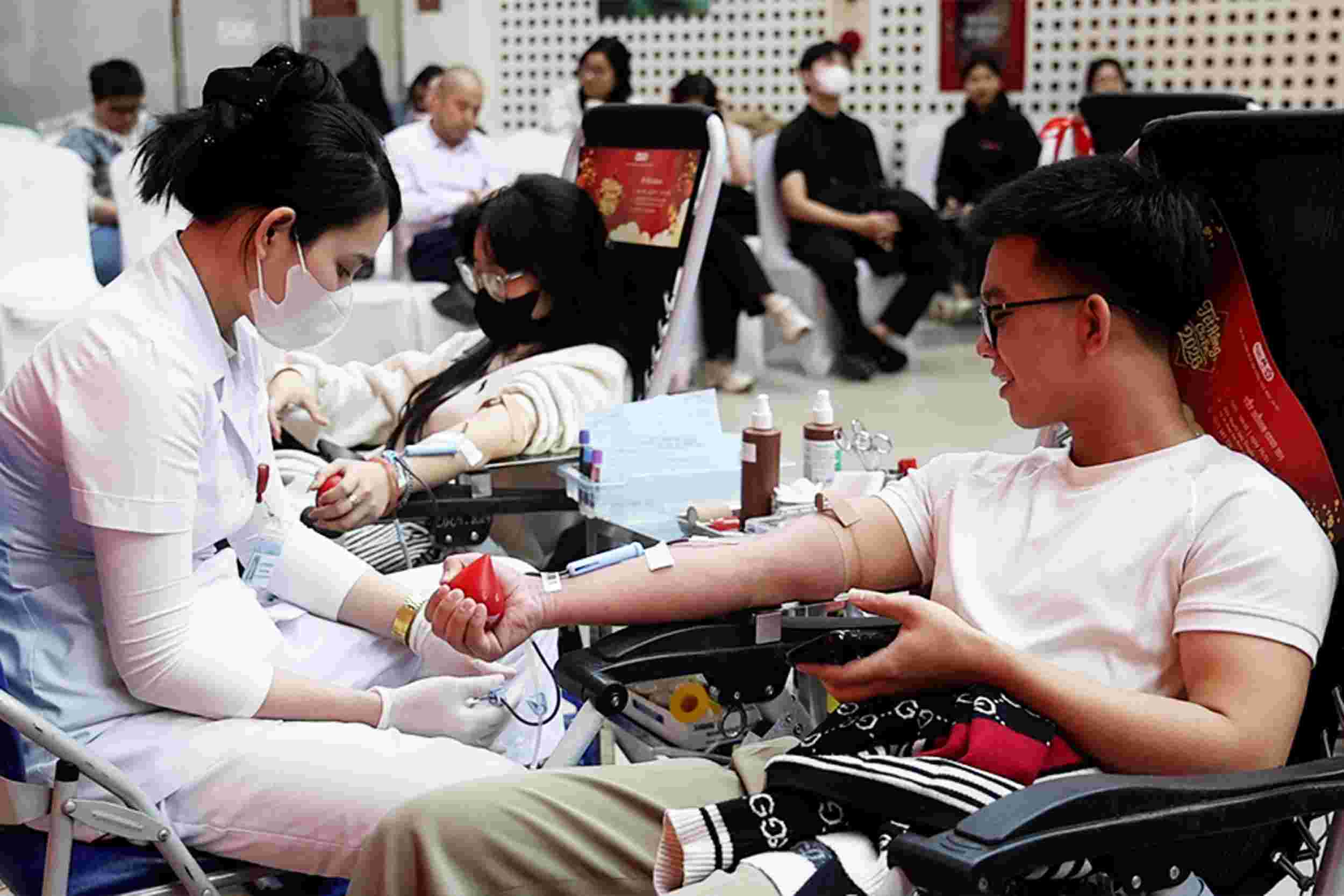 Young people participate in blood donation in the period close to Lunar New Year, with the desire to contribute a small part to a peaceful Tet for patients. Photo: Viet Anh