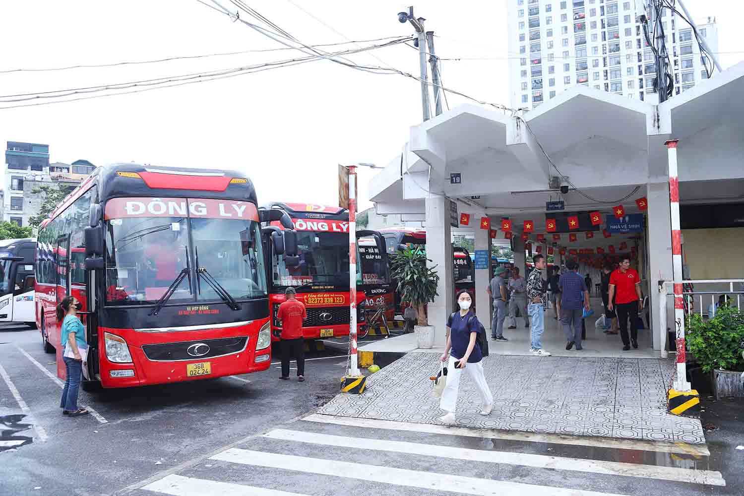 Bus stations in Hanoi have increased vehicles to serve passengers traveling during the Binh Ngo Tet 2026. Photo: Song Huu