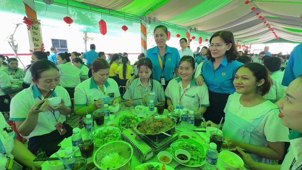 Vinh Long Trade Union coordinates with businesses to organize a warm Tet Eve meal, connecting union members and workers during the Binh Ngo Lunar New Year 2026. Photo: Hoang Loc