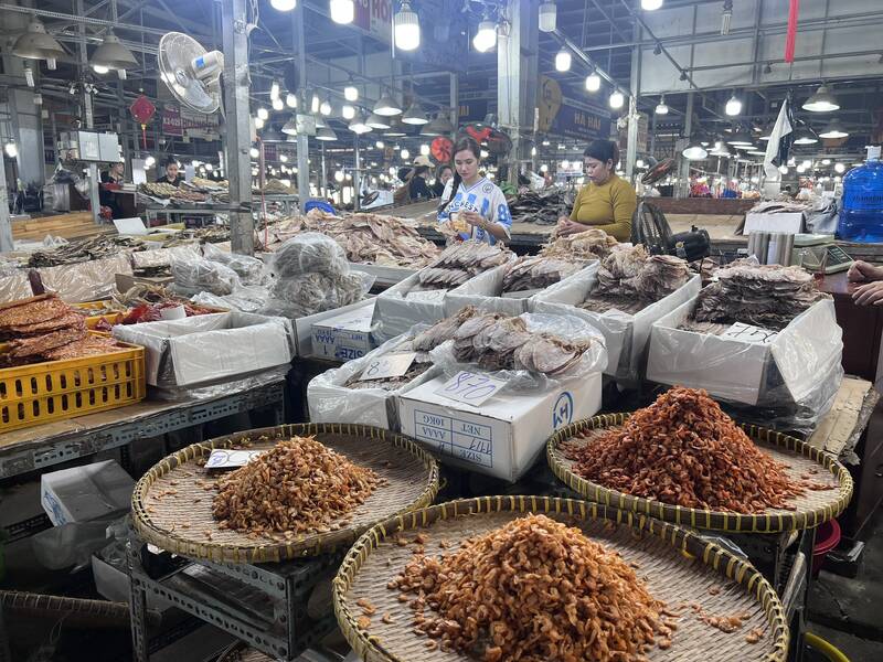 Nhiều khách hàng đến chợ đồ khô Bình Điền để mua sắm Tết vì các thương nhân đều công bố và niêm yết giá như siêu thị cho khách dễ lựa chọn. 