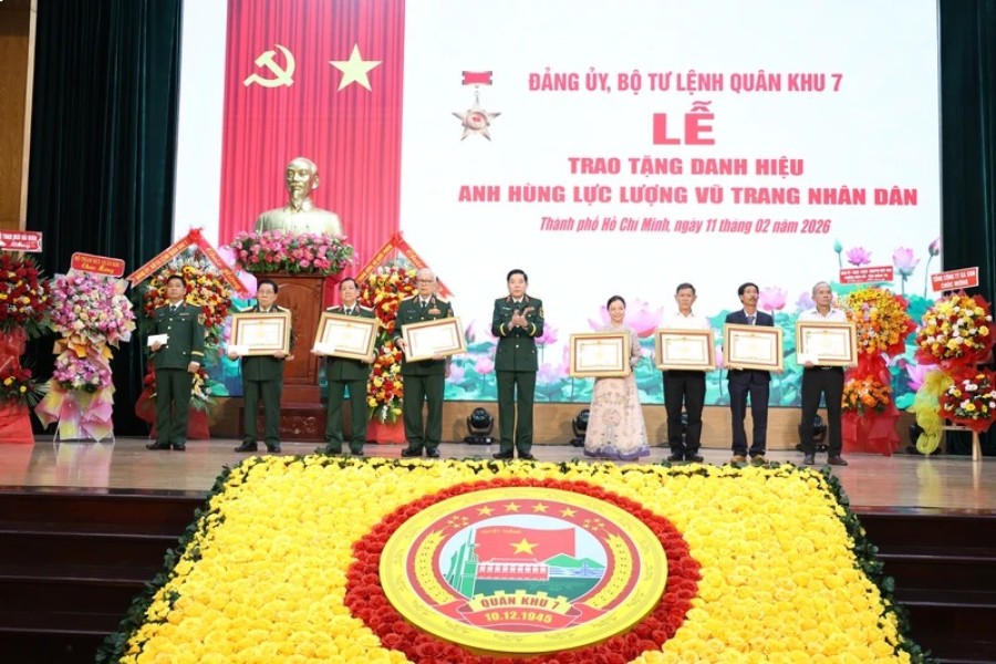 국가 주석의 위임을 받아 응우옌 반 가우 상장 - 국방부 차관이 인민 무장 영웅 칭호를 수여하고, 추서받은 동지들의 가족 대표에게 수여했습니다. 사진: 군구 7