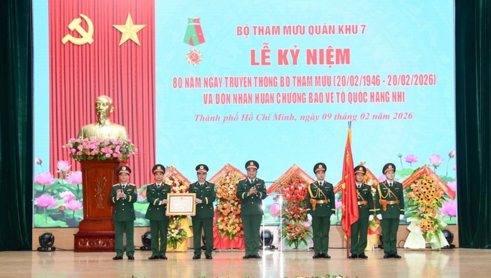 Thừa ủy quyền Chủ tịch nước, Trung tướng Lê Xuân Thế trao tặng Huân chương bảo vệ Tổ quốc hạng Nhì cho Bộ Tham mưu Quân khu 7. Ảnh: Quân khu 7